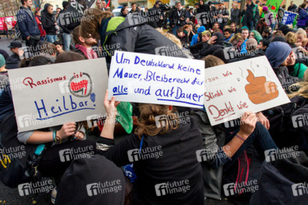 Sitzblockade gegen die Demonstration rechter Gruppen in Marzahn-Hellersdorf, Berlin