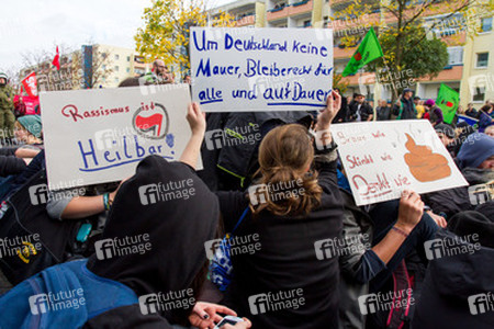 Sitzblockade gegen die Demonstration rechter Gruppen in Marzahn-Hellersdorf, Berlin