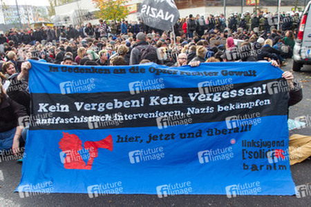 Sitzblockade gegen die Demonstration rechter Gruppen in Marzahn-Hellersdorf, Berlin