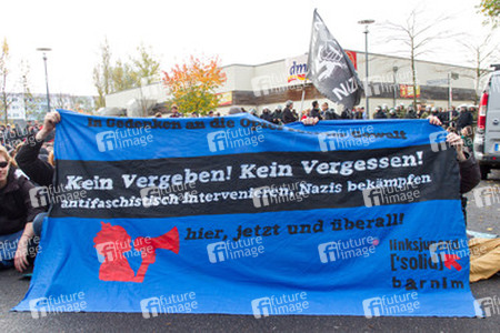 Sitzblockade gegen die Demonstration rechter Gruppen in Marzahn-Hellersdorf, Berlin