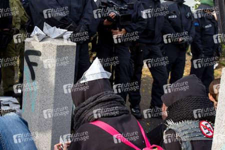 Sitzblockade gegen die Demonstration rechter Gruppen in Marzahn-Hellersdorf, Berlin