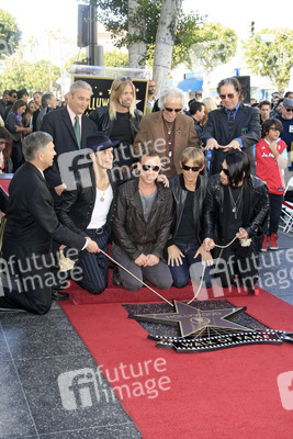 Taylor Hawkins, John Densmore, John Doe, Perry Farrell, Dave Navarro, Stephen Perkins, Chris Chaney