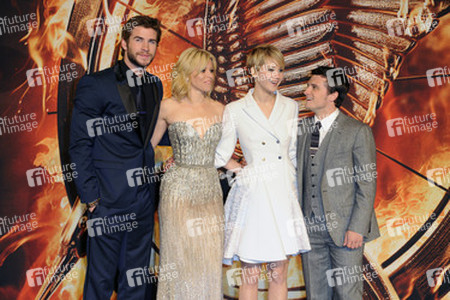 Liam Hemsworth, Elizabeth Banks, Jennifer Lawrence, Josh Hutcherson