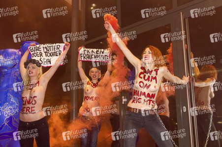 Femen Aktivistinnen stürmen das Bordell 'Artemis', Berlin