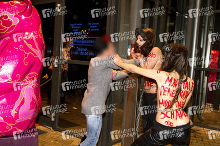 Femen Aktivistinnen stürmen das Bordell 'Artemis', Berlin