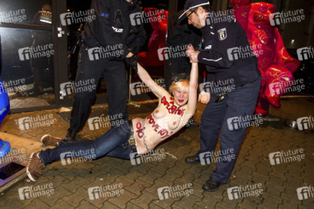 Femen Aktivistinnen stürmen das Bordell 'Artemis', Berlin