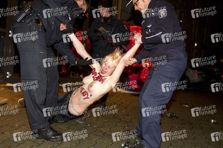 Femen Aktivistinnen stürmen das Bordell 'Artemis', Berlin