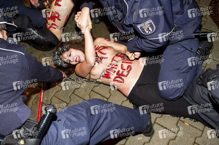 Femen Aktivistinnen stürmen das Bordell 'Artemis', Berlin