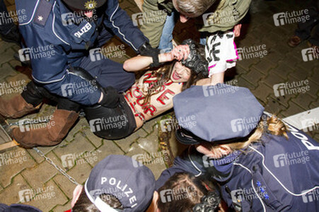 Femen Aktivistinnen stürmen das Bordell 'Artemis', Berlin