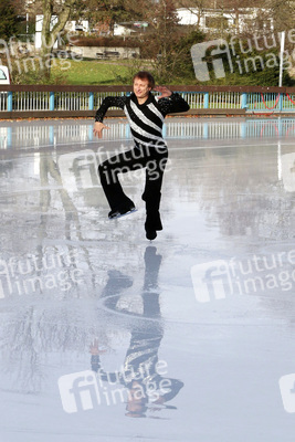Norbert Schramm beim Eiskunstlauftraining für Kinder, Hamburg