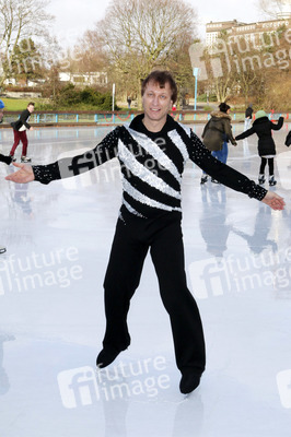Norbert Schramm beim Eiskunstlauftraining für Kinder, Hamburg