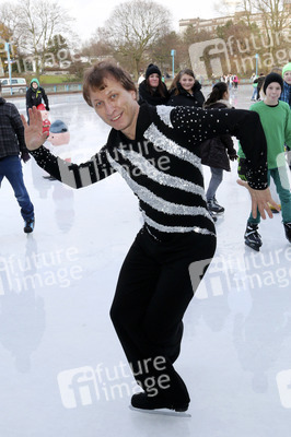 Norbert Schramm beim Eiskunstlauftraining für Kinder, Hamburg