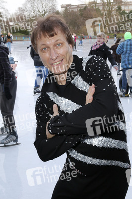 Norbert Schramm beim Eiskunstlauftraining für Kinder, Hamburg