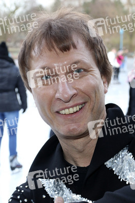 Norbert Schramm beim Eiskunstlauftraining für Kinder, Hamburg
