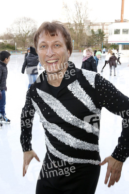 Norbert Schramm beim Eiskunstlauftraining für Kinder, Hamburg