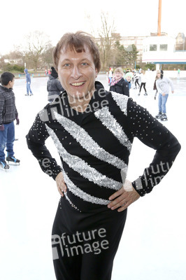 Norbert Schramm beim Eiskunstlauftraining für Kinder, Hamburg