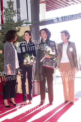 Königin Sophia und Prnzessin Letizia auf dem 'Nuevo Futuro' Weihnachtsmarkt, Madrid