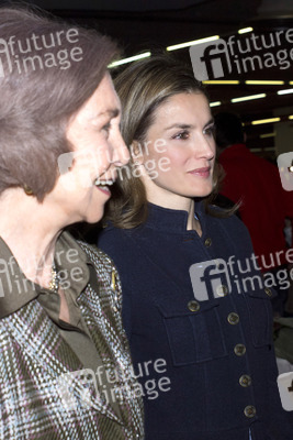 Königin Sophia und Prnzessin Letizia auf dem 'Nuevo Futuro' Weihnachtsmarkt, Madrid