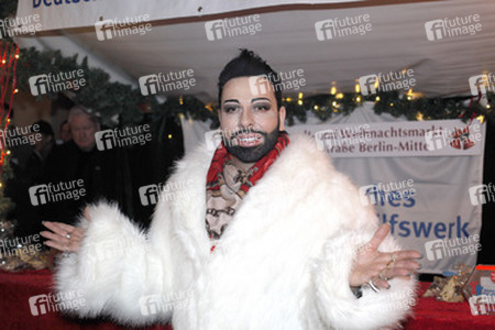 Harald Glööckler verkauft Weihnachtsplätzchen, Berlin