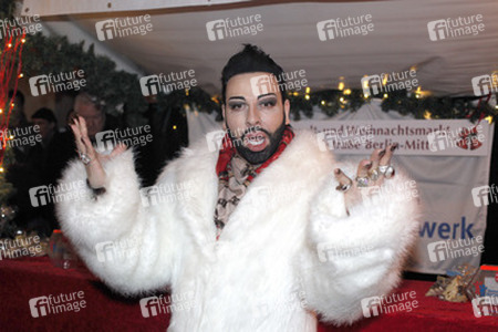 Harald Glööckler verkauft Weihnachtsplätzchen, Berlin