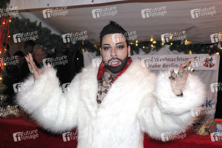 Harald Glööckler verkauft Weihnachtsplätzchen, Berlin