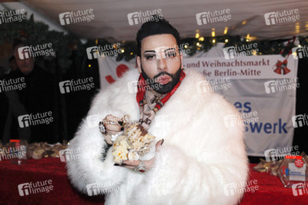 Harald Glööckler verkauft Weihnachtsplätzchen, Berlin