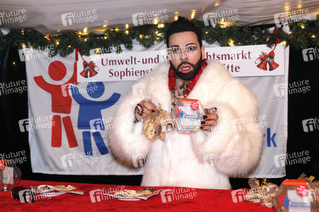 Harald Glööckler verkauft Weihnachtsplätzchen, Berlin