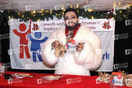 Harald Glööckler verkauft Weihnachtsplätzchen, Berlin