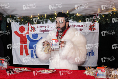 Harald Glööckler verkauft Weihnachtsplätzchen, Berlin