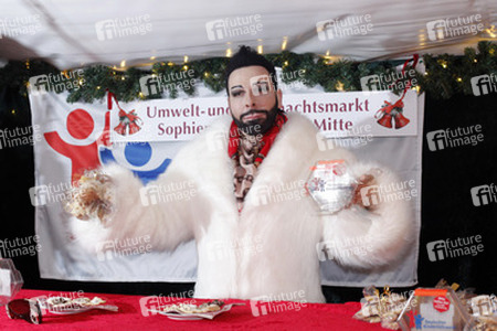 Harald Glööckler verkauft Weihnachtsplätzchen, Berlin
