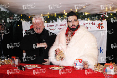Harald Glööckler verkauft Weihnachtsplätzchen, Berlin