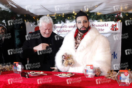 Harald Glööckler verkauft Weihnachtsplätzchen, Berlin