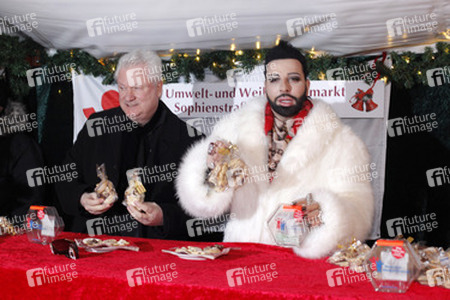 Harald Glööckler verkauft Weihnachtsplätzchen, Berlin