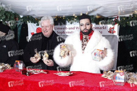 Harald Glööckler verkauft Weihnachtsplätzchen, Berlin