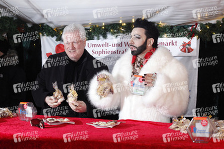 Harald Glööckler verkauft Weihnachtsplätzchen, Berlin