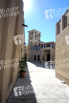 Gasse mit Windturm im Stadtteil Al Bastakiya