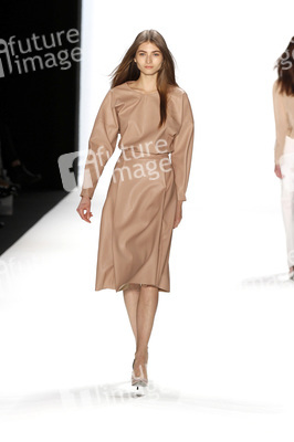 Hien Le Fashion Show, Berlin Fashion Week Autumn-Winter 2014