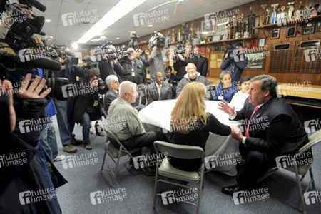 Chris Christie trifft Sandy-geschädigte Hausbesitzer, Manahawkin
