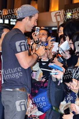 Chris Hemsworth arrives in Japan