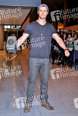 Chris Hemsworth arrives in Japan