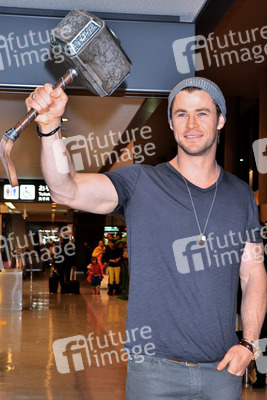 Chris Hemsworth arrives in Japan