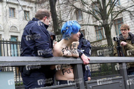 Femen Proteste vor der Russischen Botschaft, Berlin