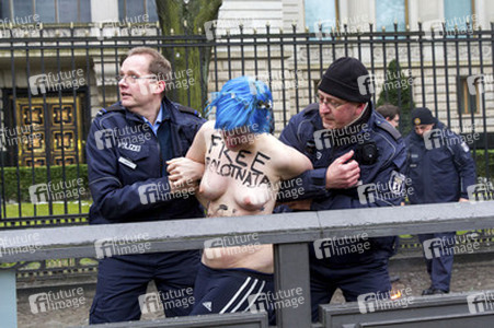Femen Proteste vor der Russischen Botschaft, Berlin