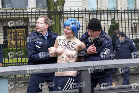 Femen Proteste vor der Russischen Botschaft, Berlin
