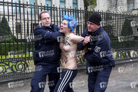 Femen Proteste vor der Russischen Botschaft, Berlin