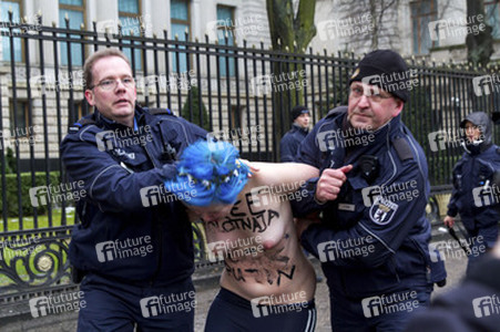 Femen Proteste vor der Russischen Botschaft, Berlin