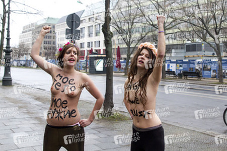 Femen Proteste vor der Russischen Botschaft, Berlin