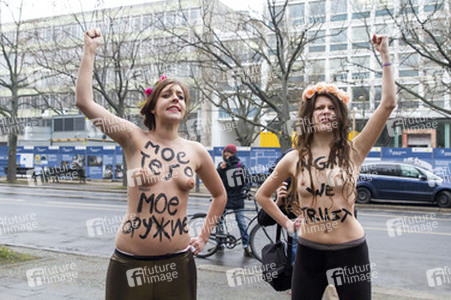 Femen Proteste vor der Russischen Botschaft, Berlin