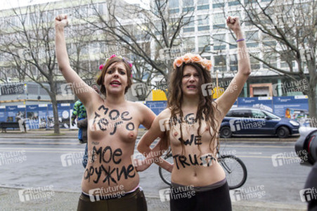 Femen Proteste vor der Russischen Botschaft, Berlin