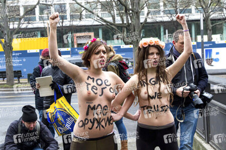 Femen Proteste vor der Russischen Botschaft, Berlin